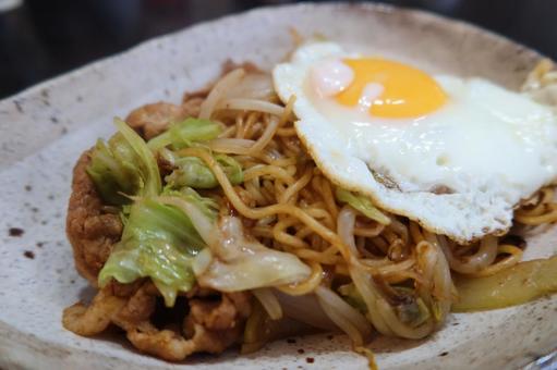 焼きそばと目玉焼き（アップ） 焼きそば,目玉焼き,玉子の写真素材