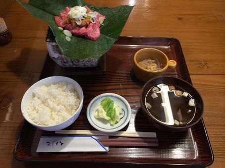 朴葉味噌定食(ご飯・漬物・お吸物・小鉢) 朴葉味噌定食(ご飯・漬物・お吸物・小鉢) 朴葉味噌,牛肉,味噌の写真素材