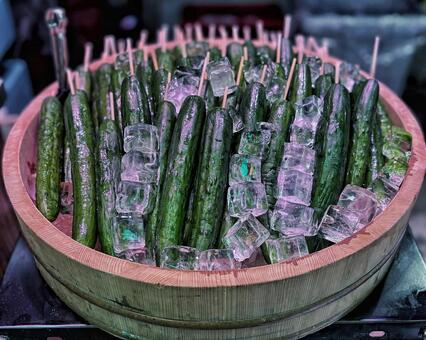 冷やしきゅうりと氷の桶盛り きゅうり,冷やしきゅうり,野菜の写真素材