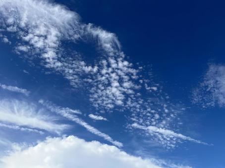 さまざまな雲が入り混じる空 さまざまな雲が入り混じる空の写真