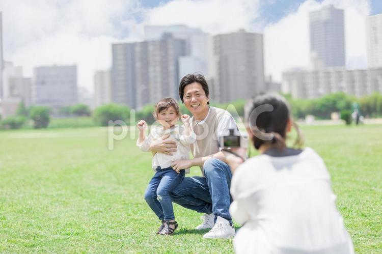 カメラで撮影をする親子 人物,家族,子供の写真素材