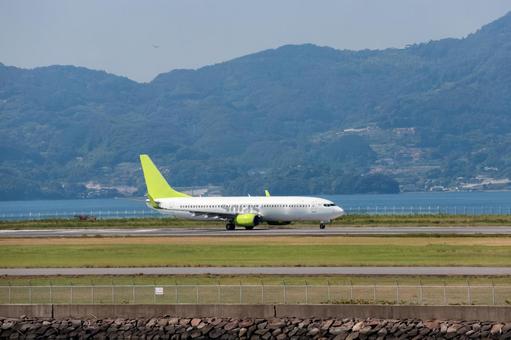 長崎空港の上に広がる澄んだ夏の青空 長崎空港の上に広がる澄んだ夏の青空 飛行機,航空機,旅客機の写真素材