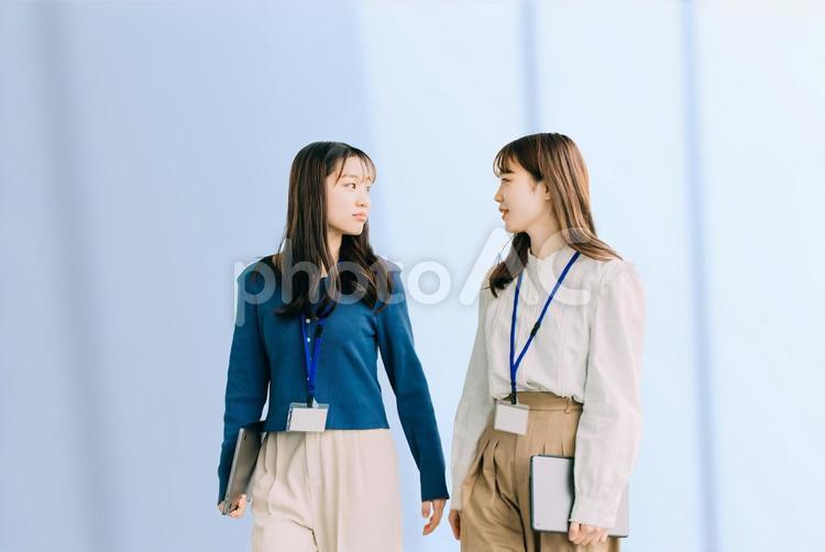 オフィス内を歩く2人のビジネスウーマン 女性,ビジネス,ビジネスウーマンの写真素材