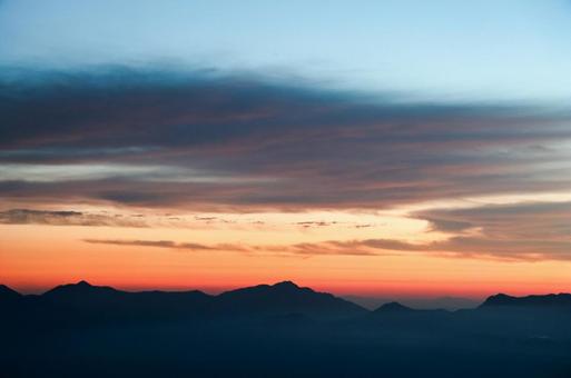 唐松岳山頂からの日の出 唐松岳山頂からの日の出 シルエット,ご来光,絶景の写真素材