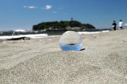 ガラス玉のある砂浜の風景001 ガラス玉のある砂浜の風景001の写真