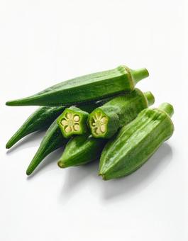 白い背景にオクラの写真