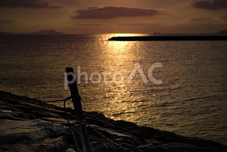 ＜五島の風景＞夜明けの多郎島海水浴場 夜明けの風景,夕方の風景,春の風景の写真素材