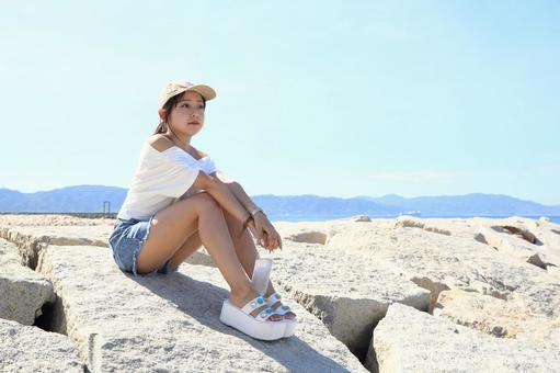 防波堤で遠くを見るボーイッシュな女性 防波堤で遠くを見るボーイッシュな女性 女性,海,夏の写真素材