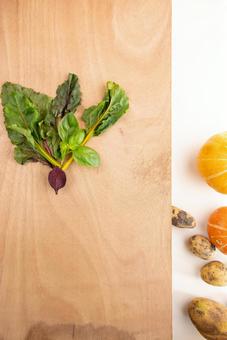 板の上のビーツやジャガイモの写真