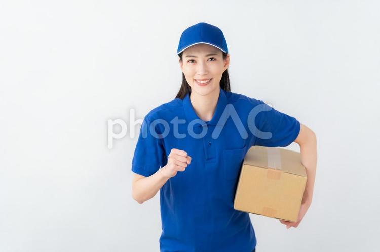 白バックの宅配便の若い女性　 宅急便,宅配,配達の写真素材