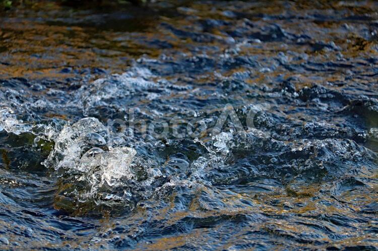 川の水の波しぶき 川,水,流れの写真素材