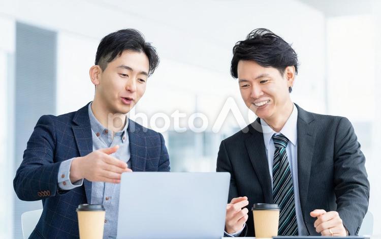 打ち合わせをする2人の男性ビジネスマン 男性,ビジネス,打ち合わせの写真素材