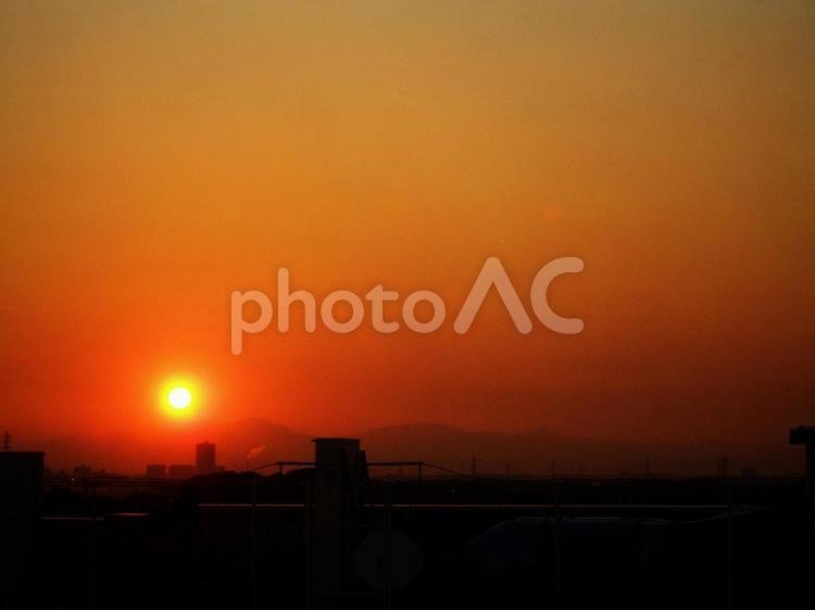 屋上からの夕日 夕日,夕焼け,夕闇の写真素材