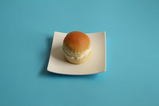 クリームパンと白い皿 クリームパンと白い皿の写真