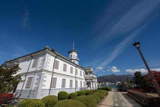 青空の下の旧開智学校 旧開智学校,国宝,歴史的建造物の写真素材