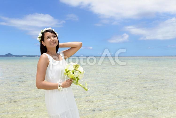 美しい花嫁と綺麗な海 女性,花嫁,海の写真素材