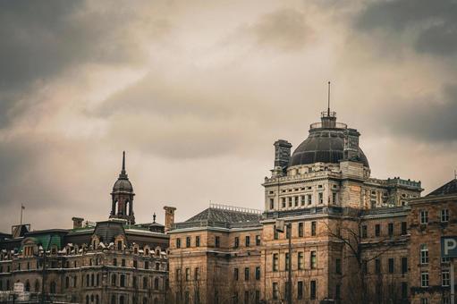歴史的建物と曇り空 歴史的建物,ドーム屋根,塔の写真素材