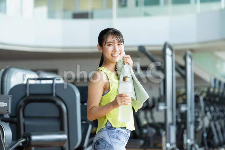 ジムでトレーニングする若い女性 ジム,フィットネス,トレーニングの写真素材