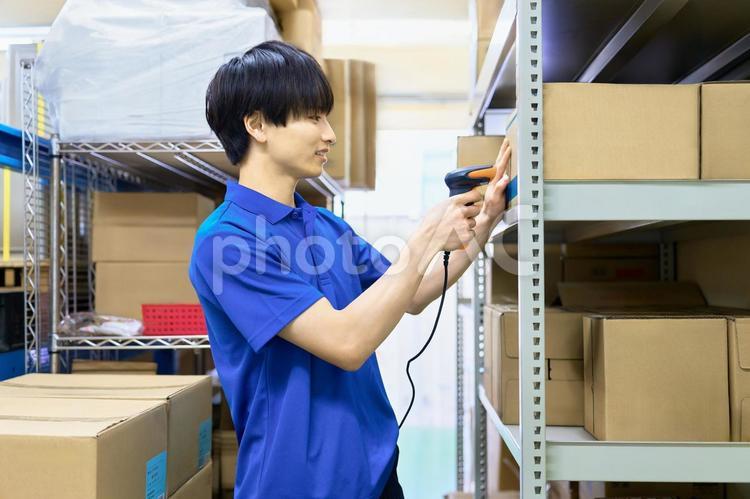 棚卸しする男性作業員　配送センター 作業員,検品,棚卸しの写真素材