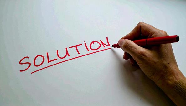 文字「Solution」と赤ペンで書く 文字「Solution」と赤ペンで書くの写真