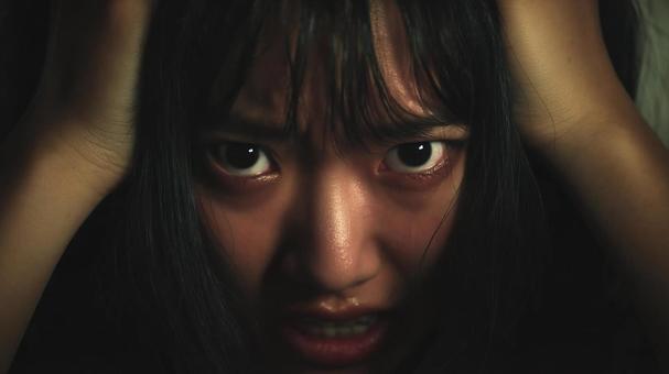 頭を抱える女性 04の写真