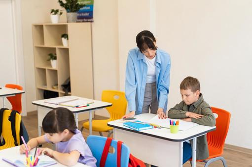 男の子を見守る先生 女性,女の子,男の子の写真素材