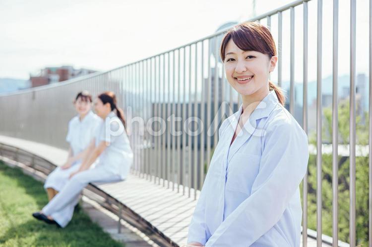白衣を着た医療従事者の女性（カメラ目線） 医者,女医,医師の写真素材