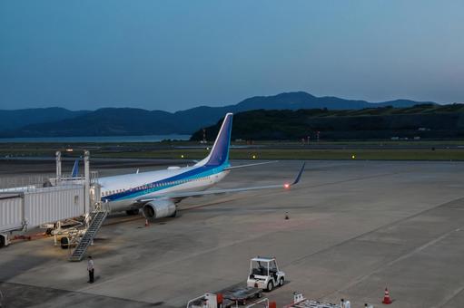 夏の夕焼けを背景の長崎空港の航空機 夏の夕焼けを背景の長崎空港の航空機 飛行機,航空機,旅客機の写真素材
