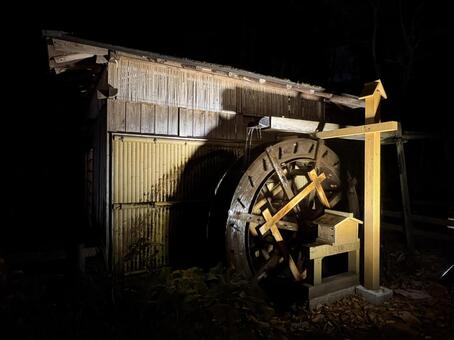 夜の薬師池公園の水車 関東,東京都,町田市の写真素材