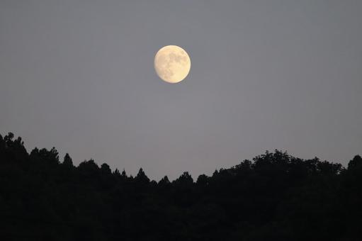 The sky of the full moon The sky of the full moon