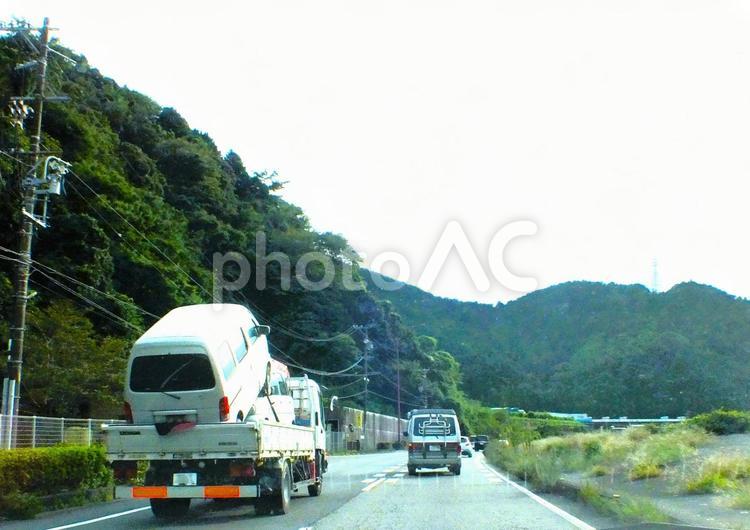 ２台の車を積み上げて搬送中のトラック レッカークレーン,トラック,搬送の写真素材