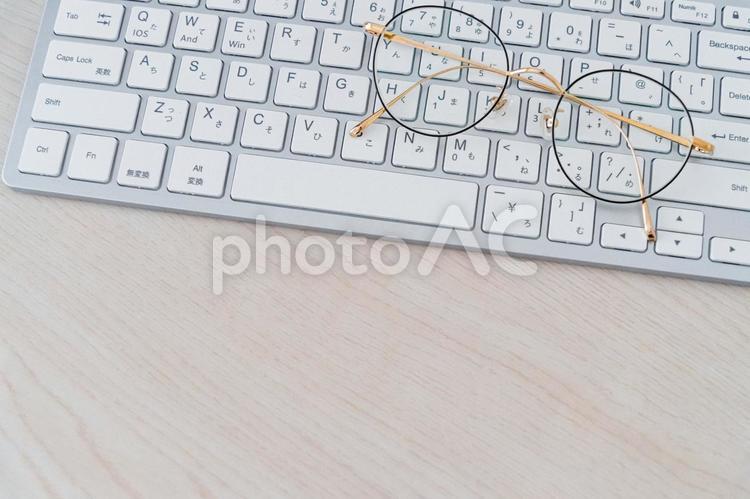 キーボードとメガネ キーボード,pc,メガネの写真素材
