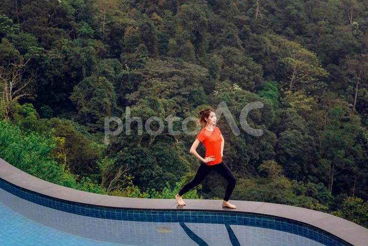 自然の中のプールのヘリでヨガをする女性31 ストレッチ,ヨガ,女性の写真素材
