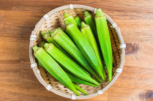 竹ざるに盛られた新鮮なオクラ 竹ざるに盛られた新鮮なオクラ オクラ,野菜,緑色の写真素材