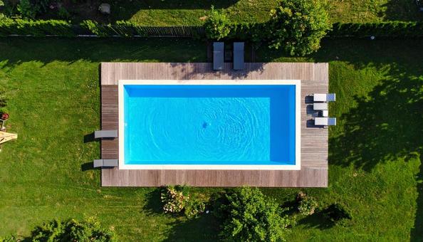 上から見た真夏のプールの写真