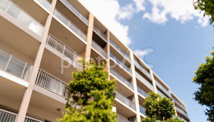 高層マンションを見上げる　青空背景 マンション,不動産,住宅の写真素材