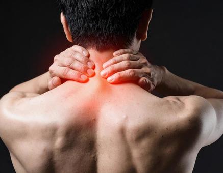 首に痛みを感じる男性 首に痛みを感じる男性の写真