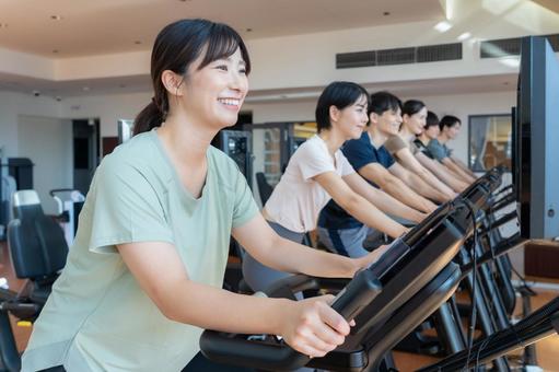 スポーツジムでトレーニングをする若い男女 スポーツジム,フィットネス,ダイエットの写真素材