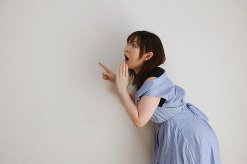 指さしする女性 指さしする女性 驚き,指さす,説明するの写真素材