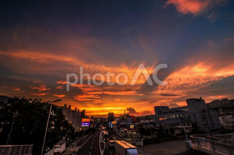 夕焼けの街並 イメージ,オレンジ,トワイライトの写真素材