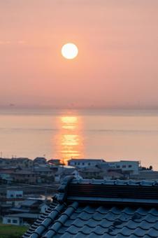 ［兵庫県淡路市］淡路島｜日の出｜大阪湾 淡路島,日の出,朝日の写真素材