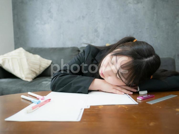 18：ひと休みする女子高生 女子高生,勉強,つまずきの写真素材