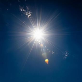 夏の青空と眩しい太陽 夏の青空と眩しい太陽の写真