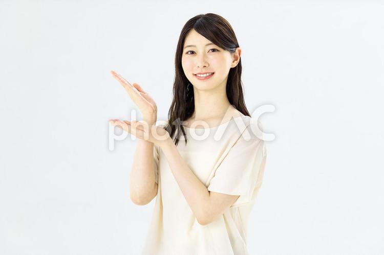 案内する若い女性　ビジネス　主婦 案内,女性,おすすめの写真素材