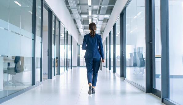 スーツ姿の女性社員の後ろ姿 スーツ姿の女性社員の後ろ姿の写真