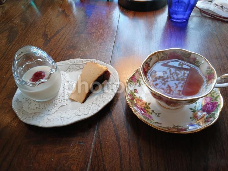 紅茶とブランマンジェ、バスクチーズケーキ ティーカップ,紅茶,hotドリンクの写真素材