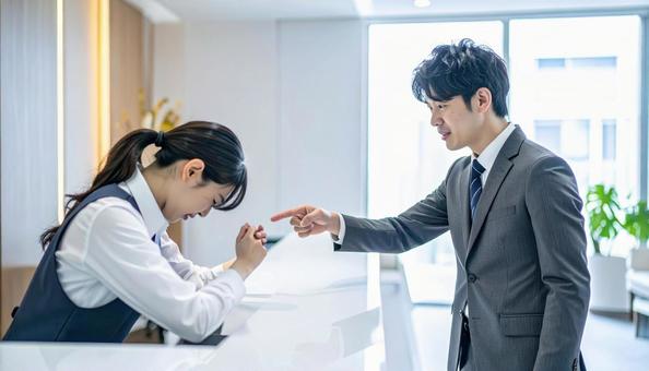 カスハライメージ：深く頭を下げる店員の写真