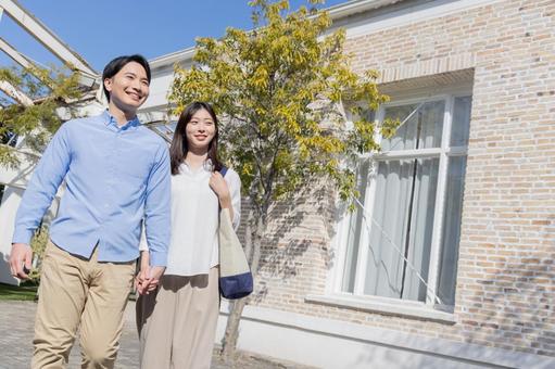 夫婦 モデルハウス 住宅展示場 見学 夫婦 モデルハウス 住宅展示場 見学 夫婦,モデルハウス,住宅展示場の写真素材