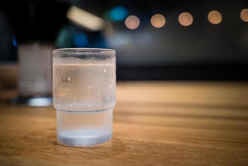 水の入ったコップ 水の入ったコップの写真