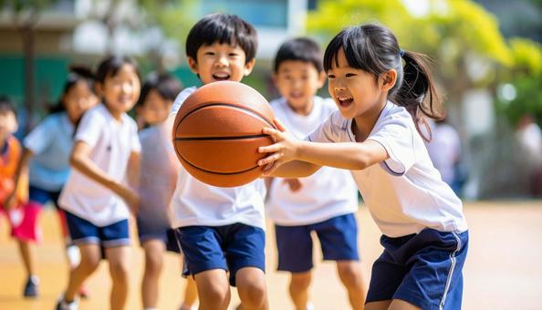 ドッチボールで遊ぶ子供たち ドッチボールで遊ぶ子供たちの写真